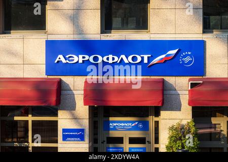 Aeroflot. Firma in russo sulla facciata dell'ufficio di rappresentanza Aeroflot a Minsk Foto Stock