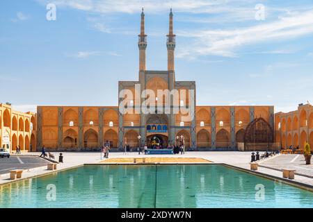 Yazd, Iran - 26 ottobre 2018: Vista del complesso Amir Chakhmaq e della splendida fontana nella storica città di Yazd. Foto Stock