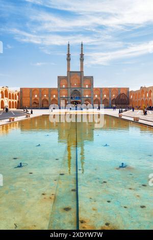 Yazd, Iran - 26 ottobre 2018: Vista del complesso Amir Chakhmaq e della splendida fontana nella storica città di Yazd. Foto Stock