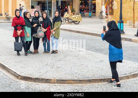 Yazd, Iran - 26 ottobre 2018: Giovani donne iraniane sorridenti che scattano foto nella storica città di Yazd. Foto Stock