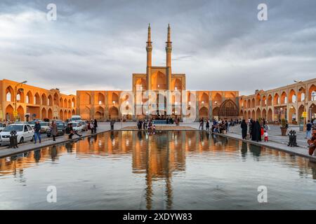 Yazd, Iran - 26 ottobre 2018: Vista del complesso Amir Chakhmaq e della splendida fontana nella storica città di Yazd. Foto Stock