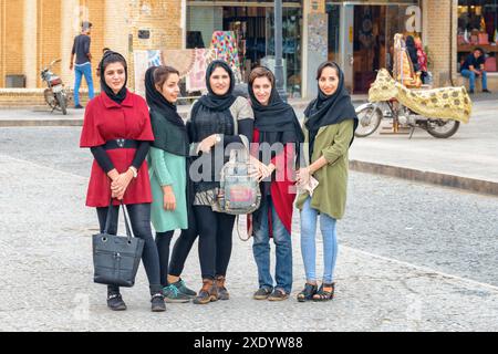 Yazd, Iran - 26 ottobre 2018: Giovani donne iraniane sorridenti che scattano foto nella storica città di Yazd. Foto Stock