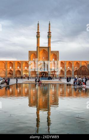 Yazd, Iran - 26 ottobre 2018: Vista del complesso Amir Chakhmaq e della splendida fontana nella storica città di Yazd. Foto Stock