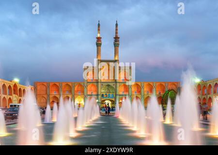 Yazd, Iran - 26 ottobre 2018: Vista del complesso Amir Chakhmaq e della splendida fontana nella storica città di Yazd. Foto Stock