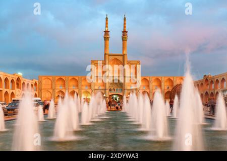 Yazd, Iran - 26 ottobre 2018: Vista del complesso Amir Chakhmaq e della splendida fontana nella storica città di Yazd. Foto Stock