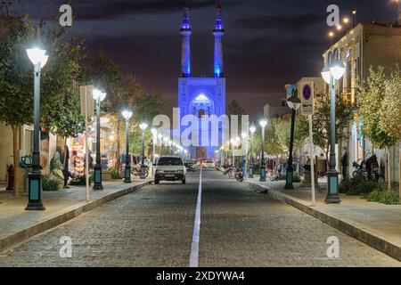 Yazd, Iran - 26 ottobre 2018: Fantastica vista notturna di via Masjed Jame e della Moschea Jameh di Yazd. Foto Stock