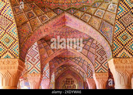 Shiraz, Iran - 29 ottobre 2018: Splendida vista del mosaico colorato coperto dal soffitto a volta all'interno della Moschea Nasir al-Mulk (Moschea rosa). Foto Stock