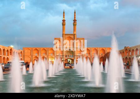 Yazd, Iran - 26 ottobre 2018: Vista del complesso Amir Chakhmaq e della splendida fontana nella storica città di Yazd. Foto Stock