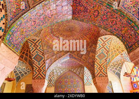 Shiraz, Iran - 29 ottobre 2018: Splendida vista del mosaico colorato coperto dal soffitto a volta all'interno della Moschea Nasir al-Mulk (Moschea rosa). Foto Stock