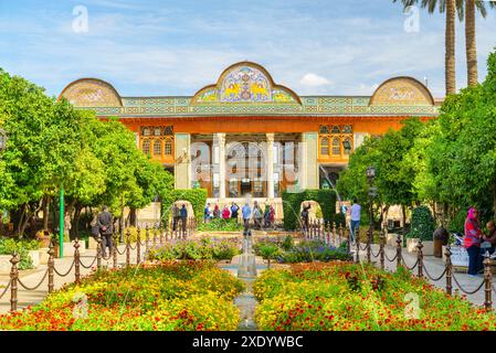 Shiraz, Iran - 29 ottobre 2018: Splendida vista della fontana panoramica e della residenza storica di Qavam. Architettura tradizionale persiana. Foto Stock