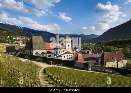 Abbazia di Novacella tra i vigneti. Varna, alto Adige, Italia. Foto Stock