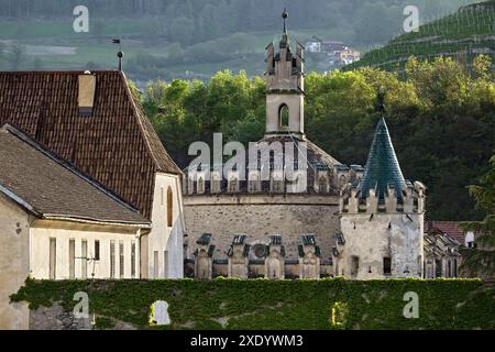 Abbazia di Novacella: Il romanico Castello dell'Angelo. Varna, alto Adige, Italia. Foto Stock