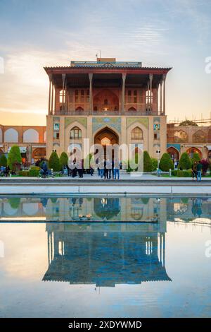 Isfahan, Iran - 24 ottobre 2018: Splendida vista del Palazzo Ali Qapu in Piazza Naqsh-e Jahan al tramonto. La facciata si riflette nell'acqua. Foto Stock