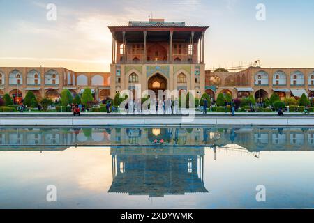 Isfahan, Iran - 24 ottobre 2018: Splendida vista del Palazzo Ali Qapu in Piazza Naqsh-e Jahan al tramonto. La facciata si riflette nell'acqua. Foto Stock