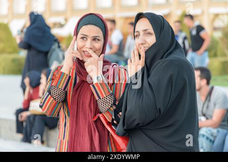 Isfahan, Iran - 24 ottobre 2018: Meraviglioso ritratto di due donne iraniane sorridenti in piazza Naqsh-e Jahan. Foto Stock