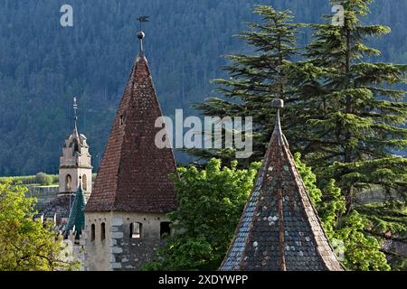 Abbazia di Novacella: Tetti piramidali delle torri e Castello dell'Angelo. Varna, alto Adige, Italia. Foto Stock