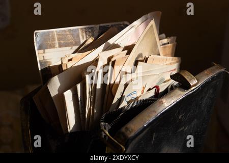 Foto e documenti diversi in una borsa vintage Foto Stock