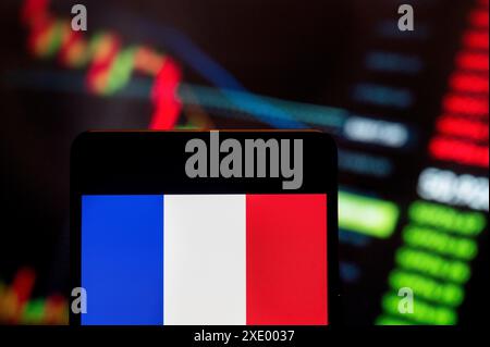 Cina. 23 giugno 2024. In questa immagine, la bandiera della Repubblica francese visualizzata su uno smartphone con un grafico dell'indice di borsa economica sullo sfondo. Credito: SOPA Images Limited/Alamy Live News Foto Stock