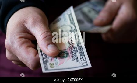 Cinquanta dollari in bianco maschio mano primo piano Foto Stock