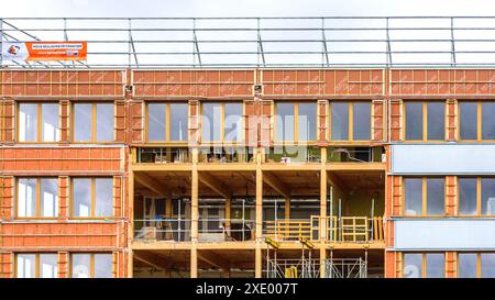 Moderno edificio per uffici con struttura in legno con isolamento delle piastrelle di terracotta in terracotta 'Edilians' (Imerys) in costruzione - Tours, Indre-et-Loire (37), Francia. Foto Stock