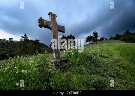 Pietra religiosa con bassorilievo tra i pascoli di fosse. Sant'Anna d'Alfaedo, Lessinia, Veneto, Italia. Foto Stock