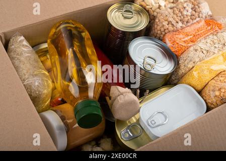 Set di sopravvivenza di alimenti non deperibili in scatola di cartone Foto Stock