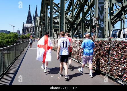 Tifosi inglesi a Colonia, in vista di questa partita di UEFA Euro 2024 del gruppo C contro la Slovenia. Data foto: Martedì 25 giugno 2024. Foto Stock