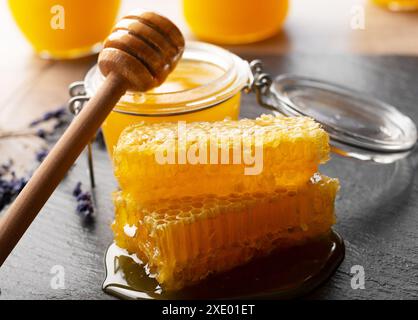 Nido d'ape su vassoio di ardesia sul tavolo da cucina closeup Foto Stock