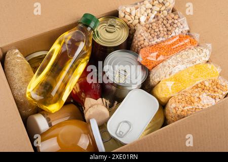 Set di sopravvivenza di alimenti non deperibili in scatola di cartone Foto Stock