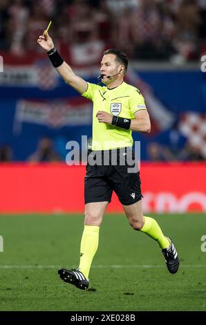Lipsia, Germania. 24 giugno 2024. L'arbitro Danny Makkelie ha visto durante la partita di UEFA Euro 2024 nel gruppo B tra Croazia e Italia alla Red Bull Arena di Lipsia. Credito: Gonzales Photo/Alamy Live News Foto Stock