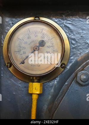 Manometro industriale rotondo in metallo ruston con contenitore in ottone lucido Foto Stock