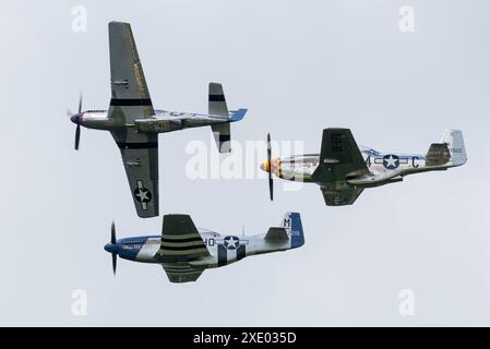 Aerei da caccia nordamericani P-51 Mustang della seconda guerra mondiale in volo al Sywell Airshow 2024 nel Northamptonshire, Regno Unito. In fuga verso la terra Foto Stock