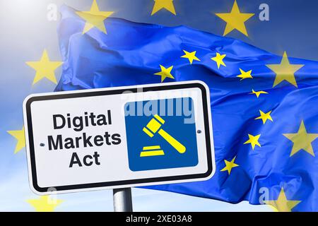 FOTOMONTAGE, Schild mit Aufschrift Digital Markets Act vor EU-Fahne *** FOTOMONTAGGIO, firmare con la legge sui mercati digitali di fronte alla bandiera dell'UE Foto Stock