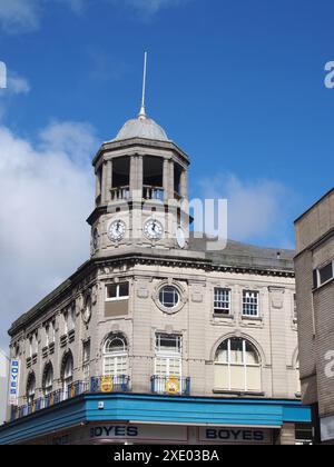 L'edificio del XIX secolo che ospita la filiale di Scarborough del grande magazzino boyes in Queen Street Foto Stock