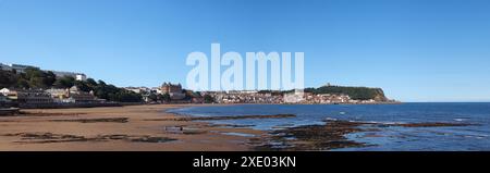 Lunga vista panoramica della città di Scarborough dalla spiaggia sulla baia sud alla luce del sole estivo Foto Stock