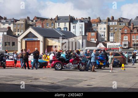 Motociclette e motociclisti con ala dorata Honda parcheggiate nel porto di Scarborough Foto Stock