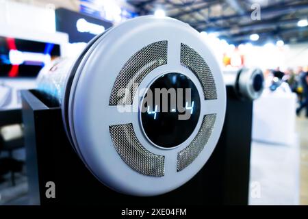 Ventilatori assiali silenziosi per ventilazione di scarico e alimentazione con riscaldamento. Foto Stock