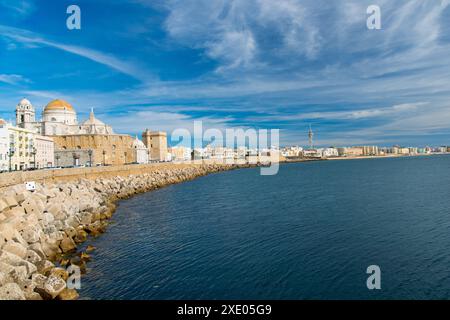 Costa di Cadice con vista sulla cattedrale Foto Stock