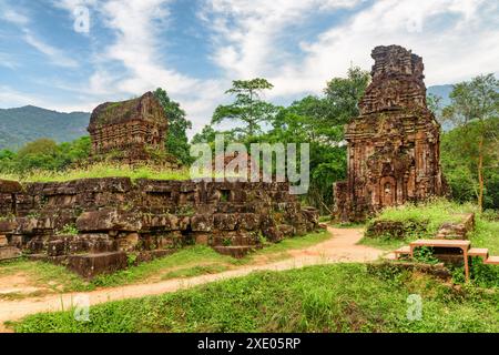 Vista panoramica del tempio in mattoni rossi del santuario di My Son tra boschi verdi a da Nang (Danang), Vietnam. Foto Stock