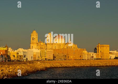 Costa di Cadice con vista sulla cattedrale al tramonto Foto Stock