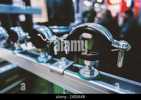 Sistema di fissaggio. Fascetta stringitubo a doppia vite con anello di bloccaggio Foto Stock