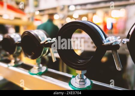 Sistema di fissaggio. Fascetta stringitubo a doppia vite con anello di bloccaggio Foto Stock