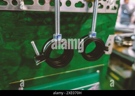 Sistema di fissaggio. Fascetta stringitubo a doppia vite con anello di bloccaggio Foto Stock