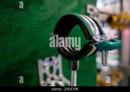 Sistema di fissaggio. Fascetta stringitubo a doppia vite con anello di bloccaggio Foto Stock