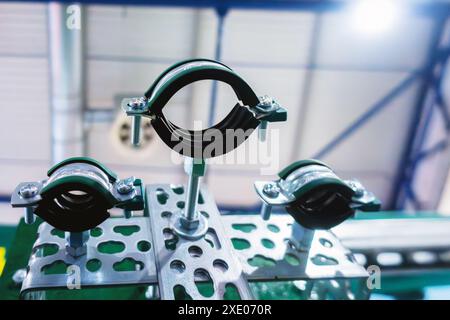 Sistema di fissaggio. Fascetta stringitubo a doppia vite con anello di bloccaggio Foto Stock