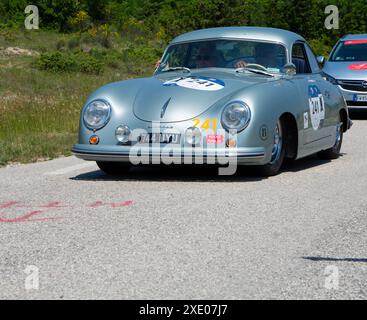 PORSCHE 356 1500 1953 su una vecchia auto da corsa nel rally mille miglia 2022 la famosa corsa storica italiana Foto Stock