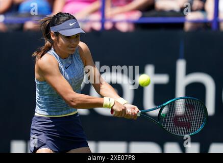 Emma Raducanu in azione contro Sloane Stephens (non nella foto) il quarto giorno del Rothesay International a Devonshire Park, Eastbourne. Data foto: Martedì 25 giugno 2024. Foto Stock