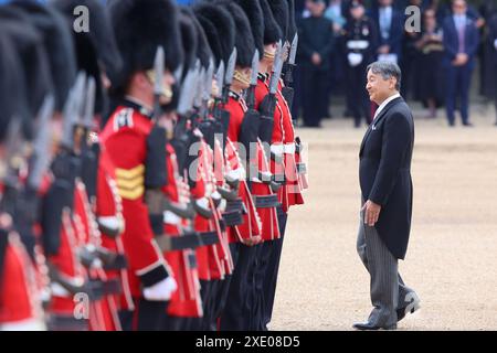 L'Imperatore Naruhito del Giappone ispeziona la guardia d'onore formata dal 1° Battaglione delle guardie gallesi durante la cerimonia di benvenuto alla Horse Guards Parade di Londra, per la visita di stato nel Regno Unito dell'Imperatore e di sua moglie l'Imperatrice Masako. Data foto: Martedì 25 giugno 2024. Foto Stock