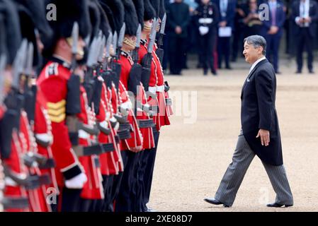 L'Imperatore Naruhito del Giappone ispeziona la guardia d'onore formata dal 1° Battaglione delle guardie gallesi durante la cerimonia di benvenuto alla Horse Guards Parade di Londra, per la visita di stato nel Regno Unito dell'Imperatore e di sua moglie l'Imperatrice Masako. Data foto: Martedì 25 giugno 2024. Foto Stock