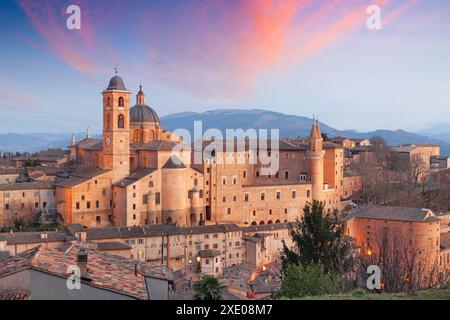 Urbino, città medievale fortificata nelle Marche al tramonto. Foto Stock